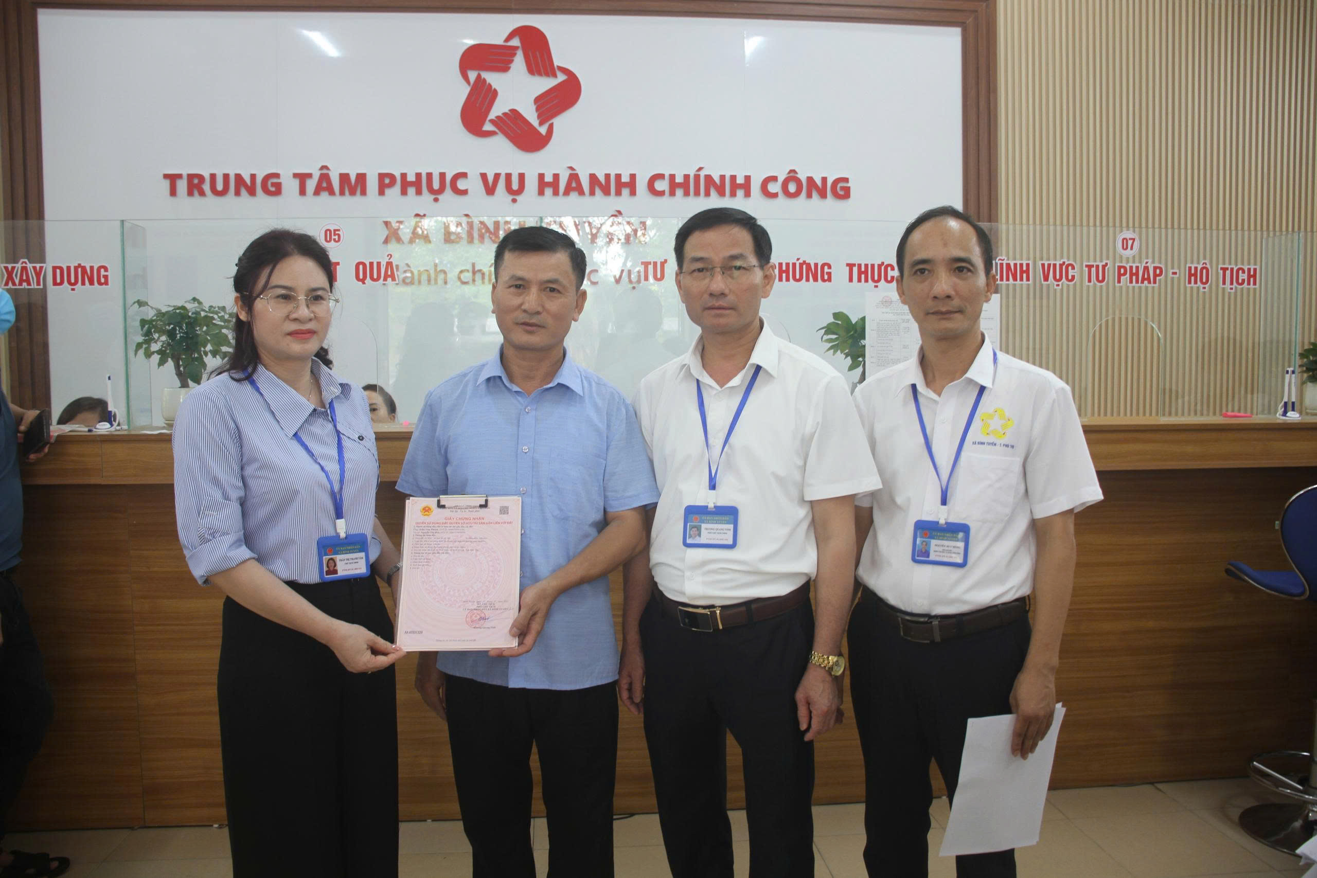 Đ/c: Phó bí thư đảng ủy chủ tịch UBND xã trao GCNQSĐ cho hộ ông Trần Văn Thanh